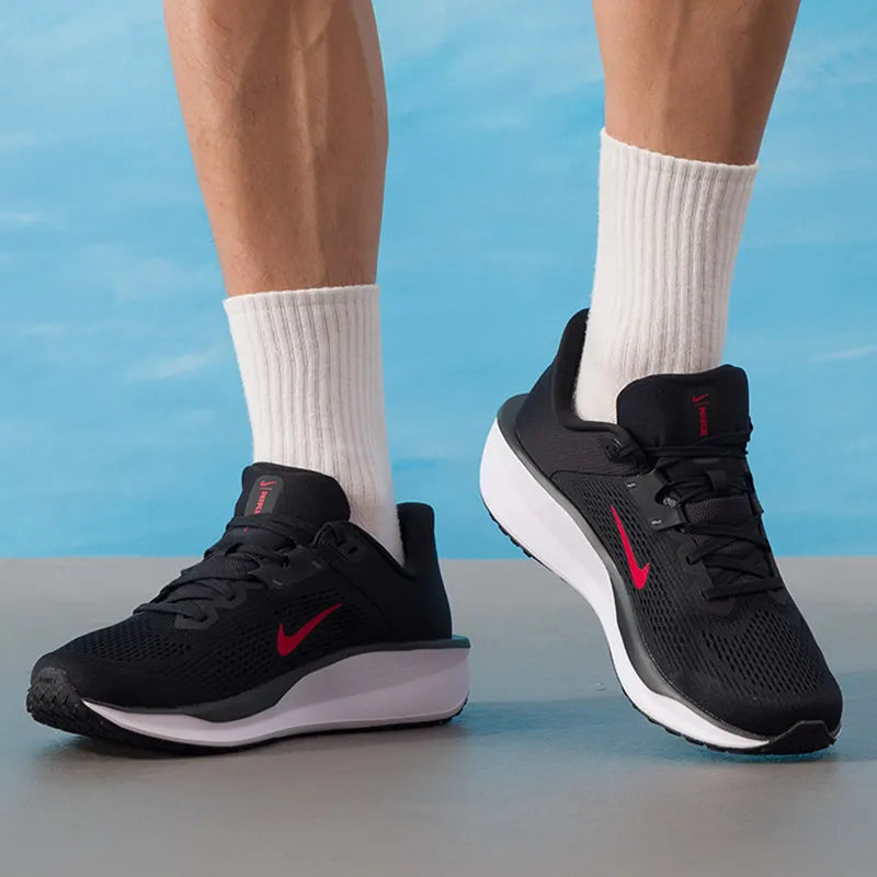 Nike FD6033-011, chaussures de course pour hommes, tige en mesh respirant, amorti léger, baskets de sport pour un usage quotidien.