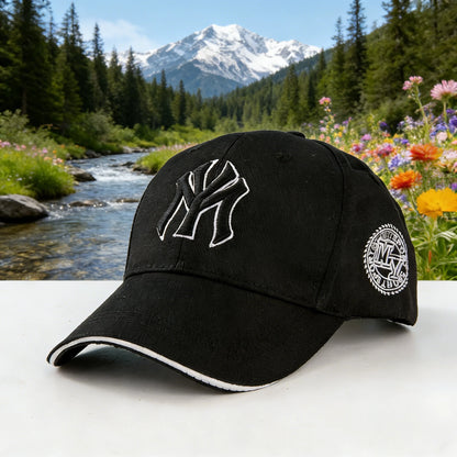 Fashionable baseball cap: Enhance your outdoor Image! Featuring classic New York logos and retro badges, it is both fashionable