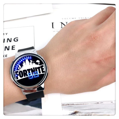 Reloj Fortnite de moda cute, cartoon y kawaii personalizado con luz nocturna LED táctil, reloj electrónico para estudiantes, regalo para amigos