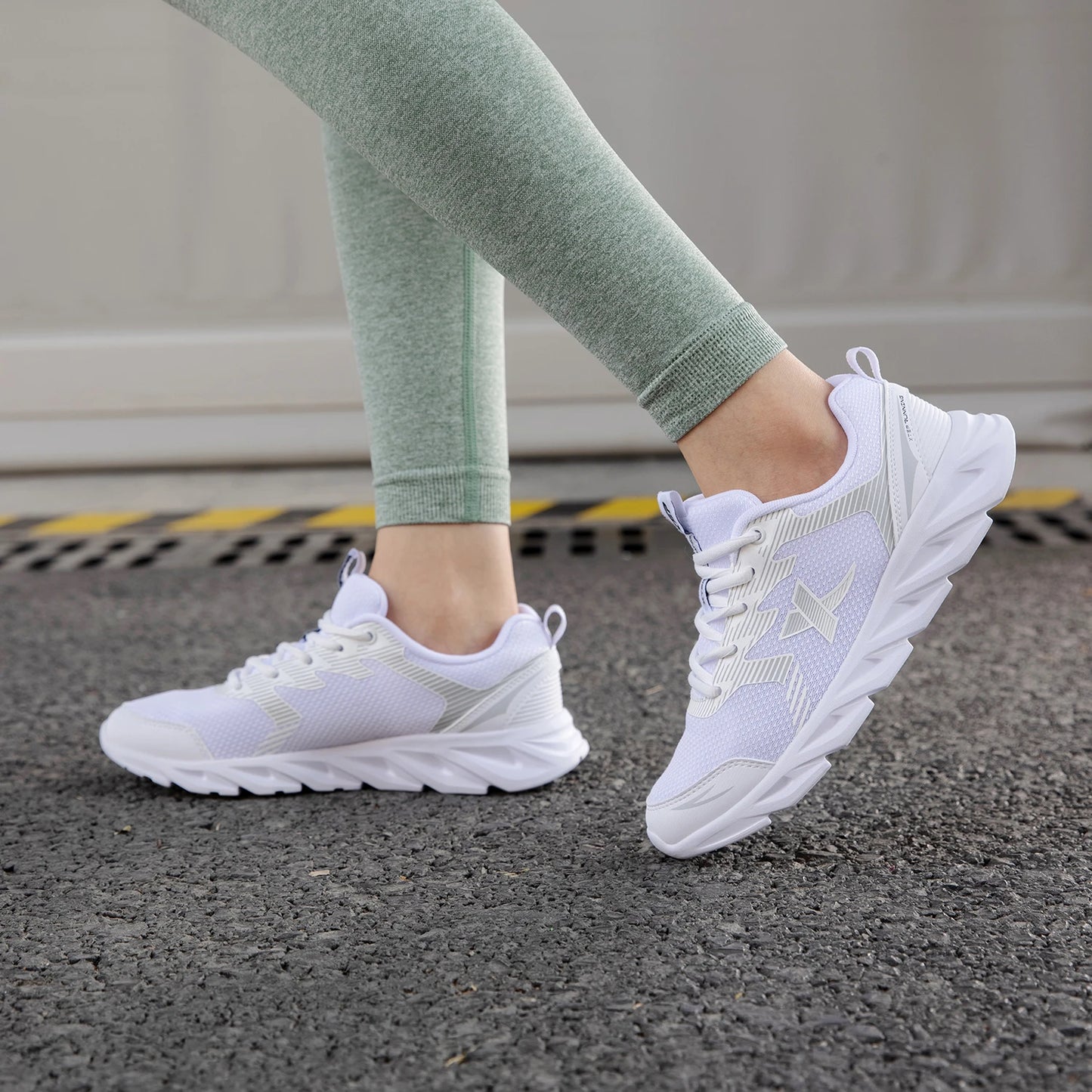 Xtep Women's Shoes Running Shoes Wear-resistant Casual Sports Shoes For Women Winter Tennis Female Sneakers White 879318110073