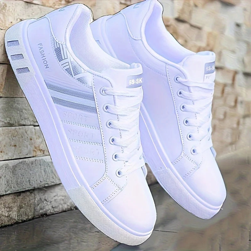 Une paire de baskets blanches, parfaites pour le skateboard, les sports décontractés et le quotidien. Léger avec une semelle souple, adapté pour
