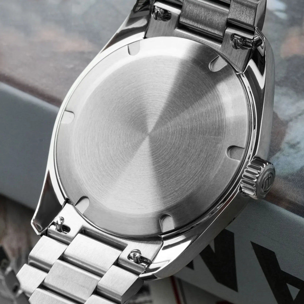 „Watchdives“ laikrodis WD0006, mechanizmas VH31 su sklandžiai veikiančia sekundės rodykle, išgaubtas safyro stiklas, švytinti danga BGW9, atsparus vandeniui iki 10 barų, 38 mm, klasikinis stilius