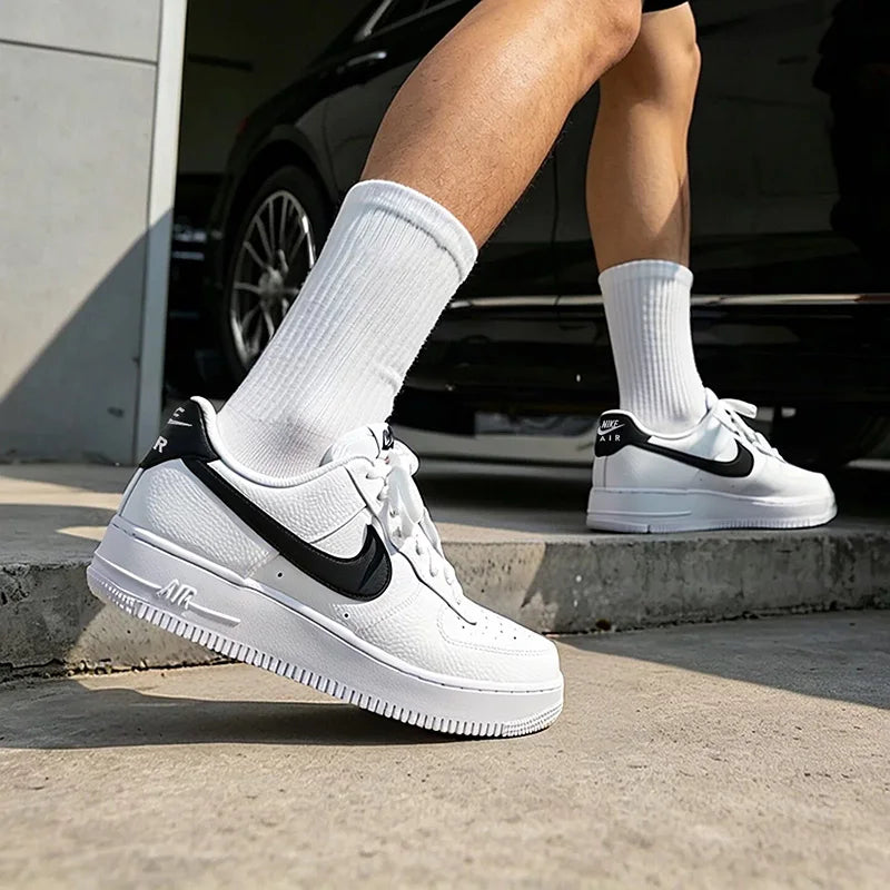 Nike Authentic AF1 Air Force One, baskets basses décontractées pour hommes, chaussures de skate élégantes et confortables pour toutes les occasions CT2302-100