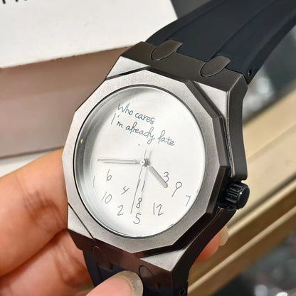 Relógio de luxo para homem com caixa octogonal e bracelete em silicone, à prova de água, dotado de um mostrador com o slogan humorístico «Who Cares I'm Already Late» (E daí, já estou atrasado).