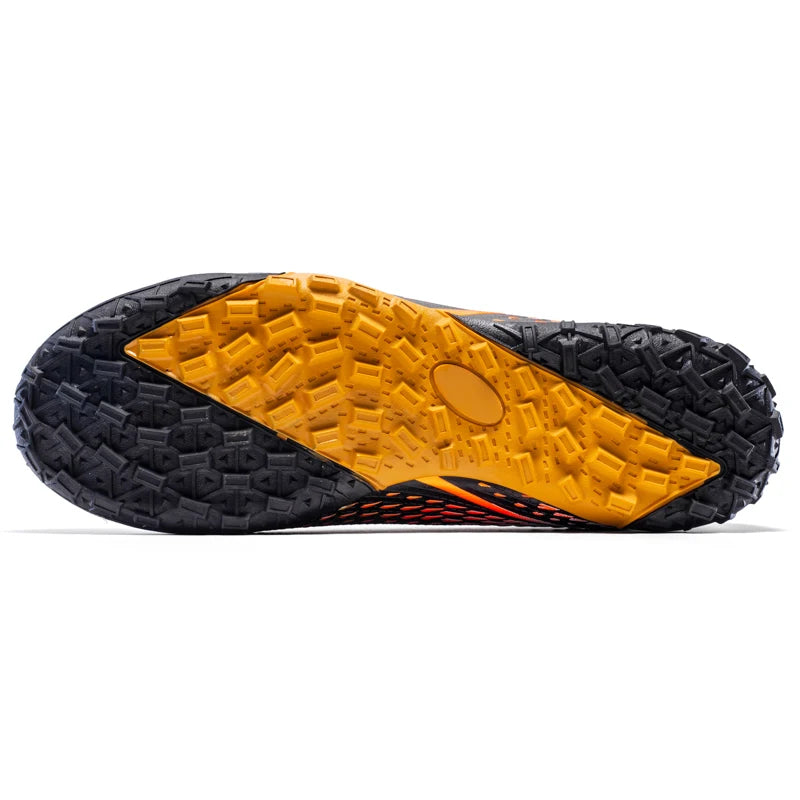 Chaussures de football à crampons multiples, semelle extérieure en caoutchouc à crampons courts et denses, semelle intermédiaire en EVA amortissante, tige synthétique douce et respirante, confort