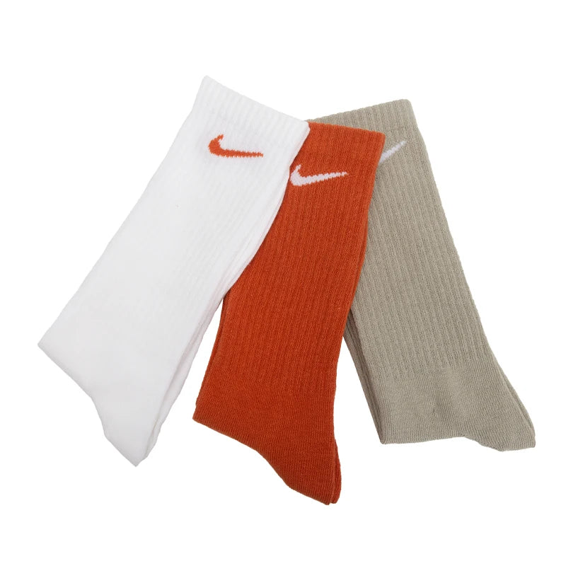 Nike (Nike) мъжки и дамски чорапи, дишащи, абсорбиращи потта спортни чорапи, баскетболни чорапи, модни и универсални ежедневни чорапи (3 чифта) Sx7676-902