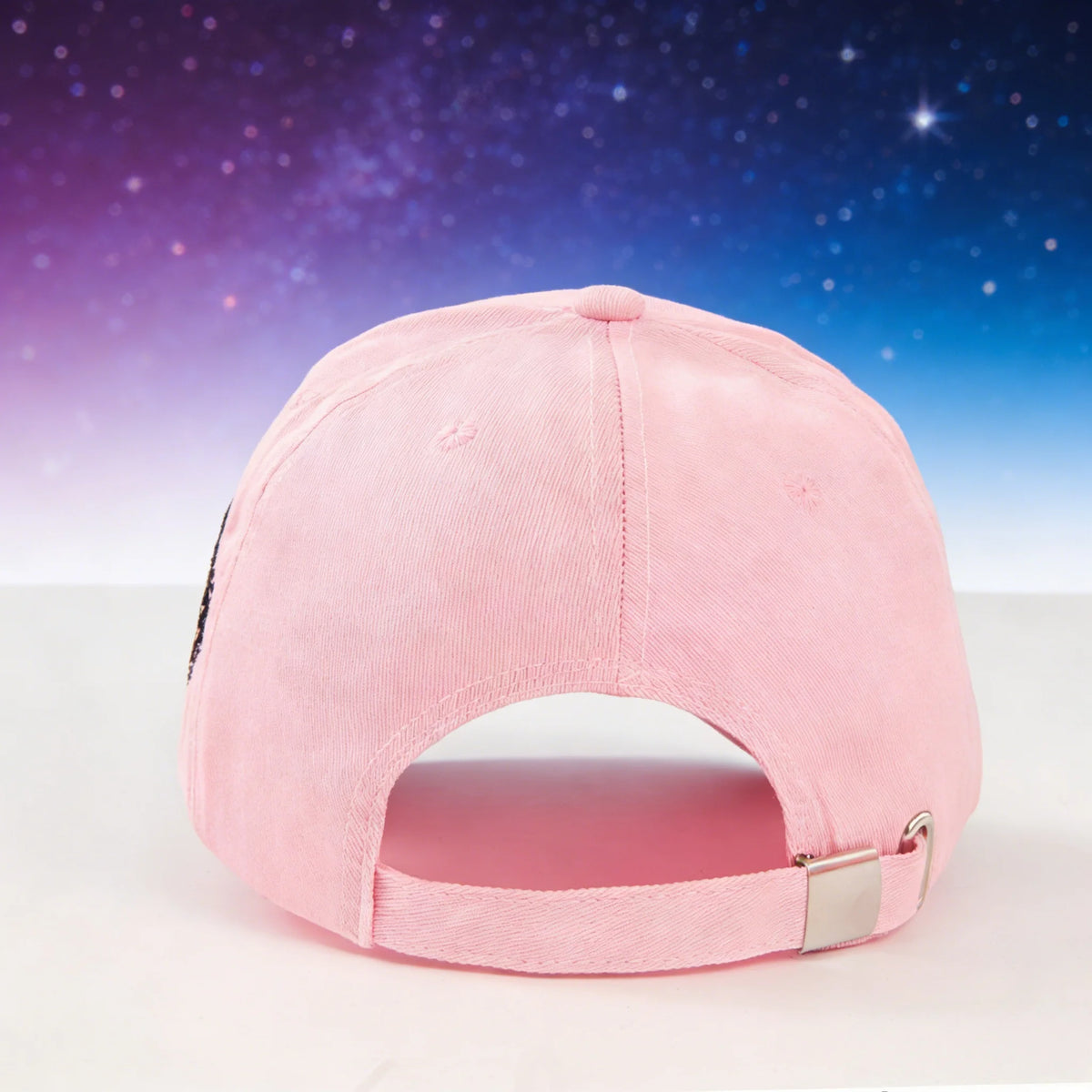 Fashionable baseball cap: Enhance your outdoor Image! Featuring classic New York logos and retro badges, it is both fashionable