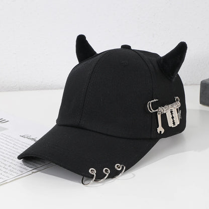 Modebroche i metal i form af en hoop, dekoreret i hiphop-stil, med hornmotiv, baseballkasket, udendørs, afslappet og sjov hat