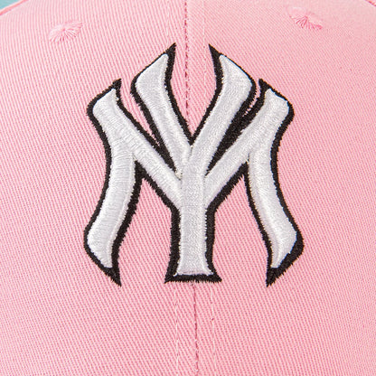Fashionable baseball cap: Enhance your outdoor Image! Featuring classic New York logos and retro badges, it is both fashionable