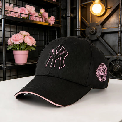 Fashionable baseball cap: Enhance your outdoor Image! Featuring classic New York logos and retro badges, it is both fashionable