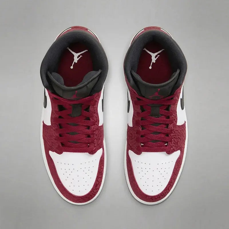 Nike Air Jordan 1 IQC493-600, baskets montantes pour hommes, chaussures de basketball rétro rouge, blanc et noir, dessus en cuir, style streetwear.