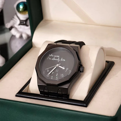 Relógio de luxo para homem com caixa octogonal e bracelete em silicone, à prova de água, dotado de um mostrador com o slogan humorístico «Who Cares I'm Already Late» (E daí, já estou atrasado).