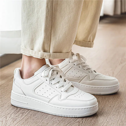 Chaussures pour hommes printemps-été, nouvelles baskets respirantes, chaussures blanches tendance et polyvalentes à semelle épaisse pour hommes, chaussures de sport et décontractées