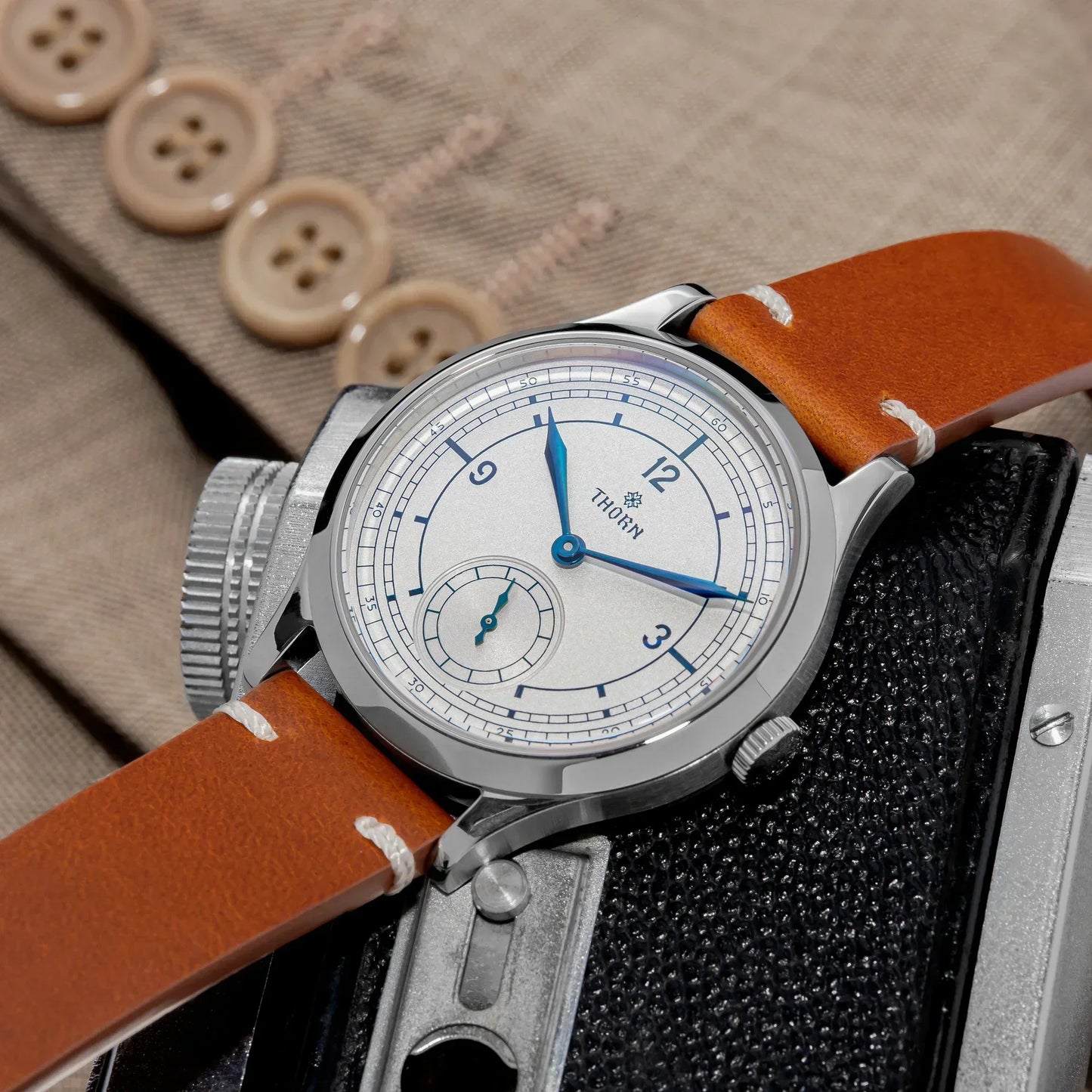 THORN T001 Quartz Watch 316L Stainless Steel Sapphire Crystal Waterproof Grilled Blue Hands Fashion Business Men WomenWatch