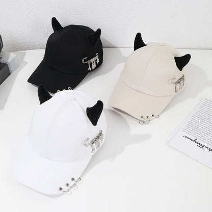 Modebroche i metal i form af en hoop, dekoreret i hiphop-stil, med hornmotiv, baseballkasket, udendørs, afslappet og sjov hat