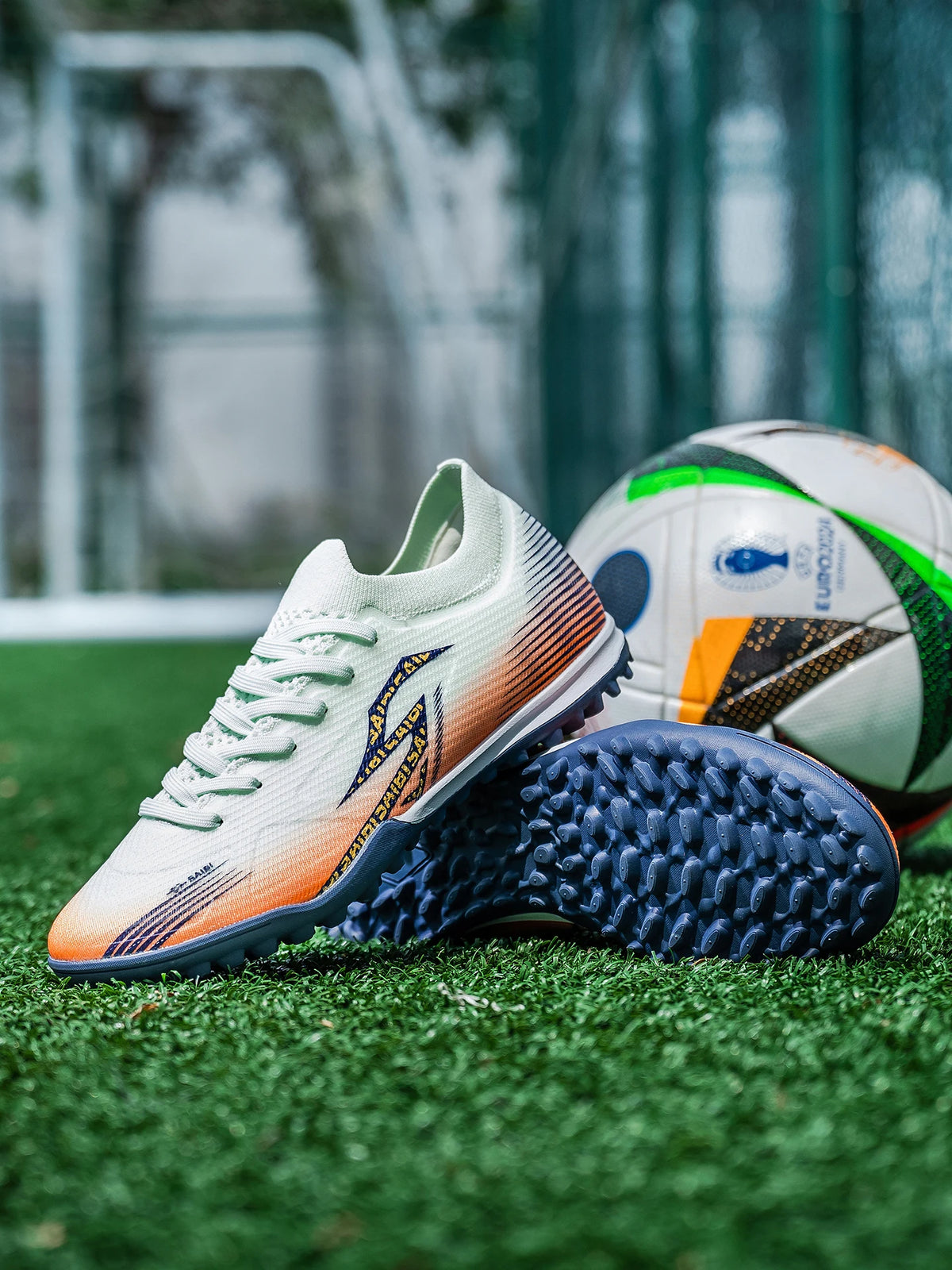 Chaussures de football pour hommes adultes, modèle TF, à tiges hautes, avec empeigne souple en PU, semelles antidérapantes et crampons, idéales pour les matchs et l'entraînement sur gazon synthétique.