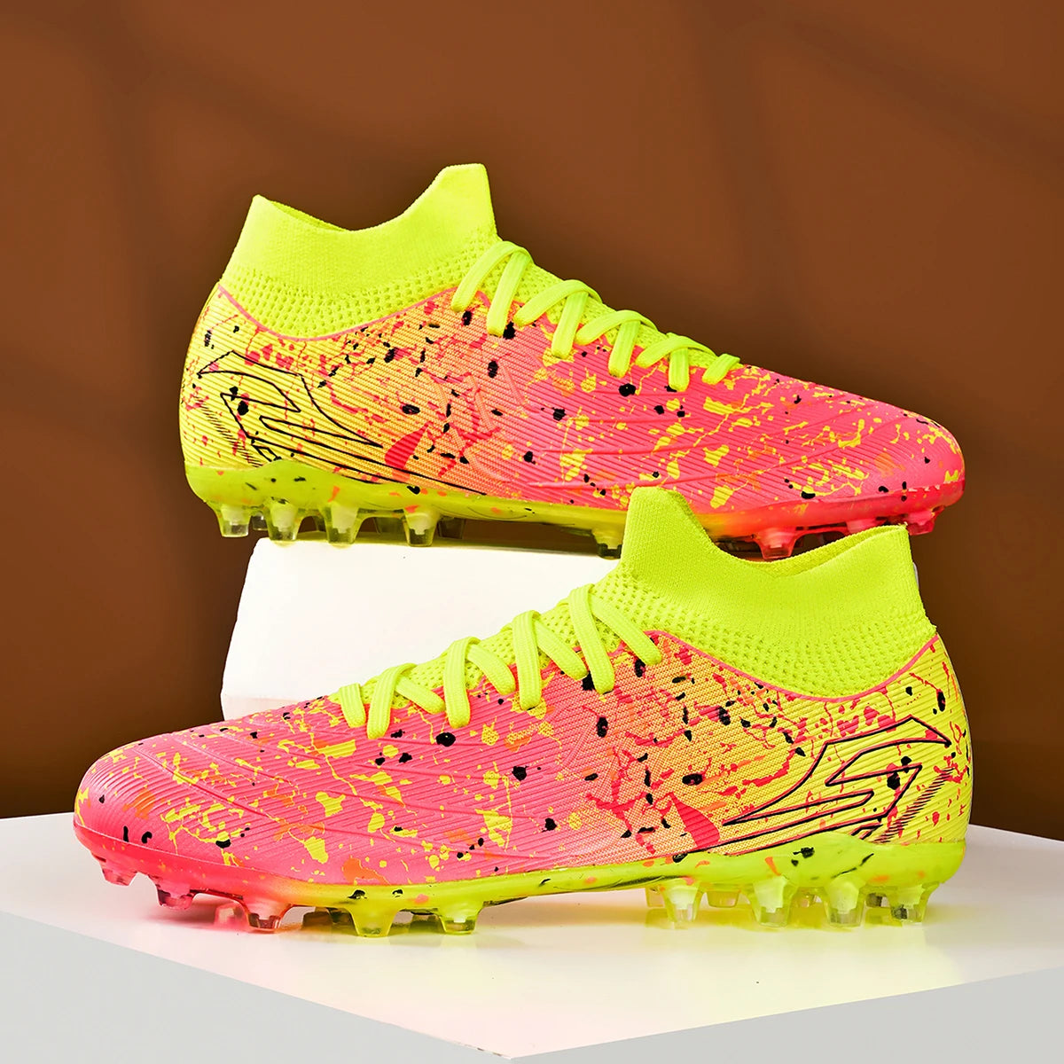 Chaussures de football pour hommes, modèle AG FG, tige en maille ultra-légère, soutien stable de la voûte plantaire, idéales pour les entraînements prolongés sur terrain de gazon extérieur.