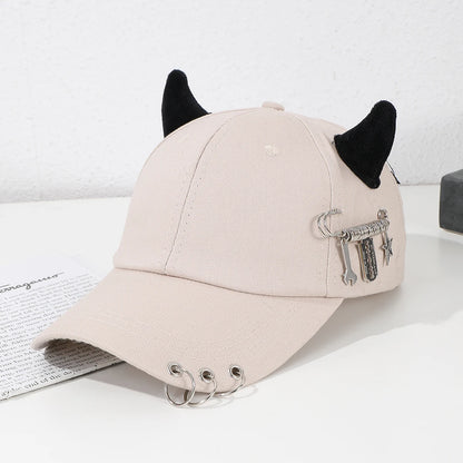 Modebroche i metal i form af en hoop, dekoreret i hiphop-stil, med hornmotiv, baseballkasket, udendørs, afslappet og sjov hat