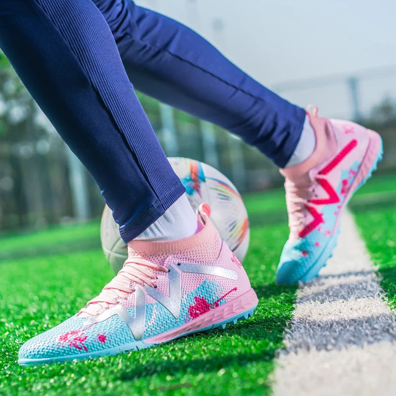 Chaussures d'entraînement unisexes Value Turf Trainers, tige en PU tissé, crampons en caoutchouc TF, antidérapantes, durables et économiques.