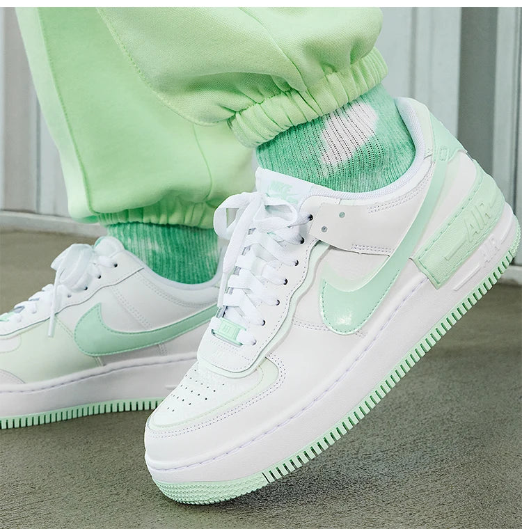 Nike eredeti AIR FORCE 1 női, vastag talpú, alacsony szárú klasszikus cipő FZ3773-100